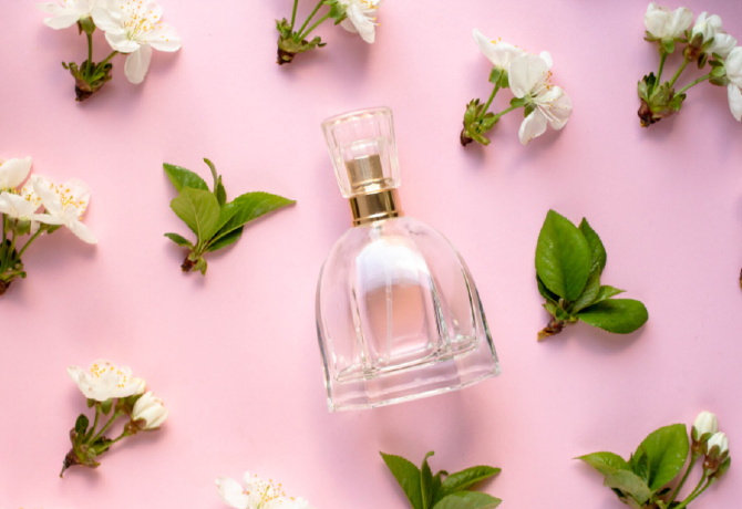 Csábító parfümök: ez a 3 illat a legvonzóbb a pasik szerint, nem tudnak ellenállni