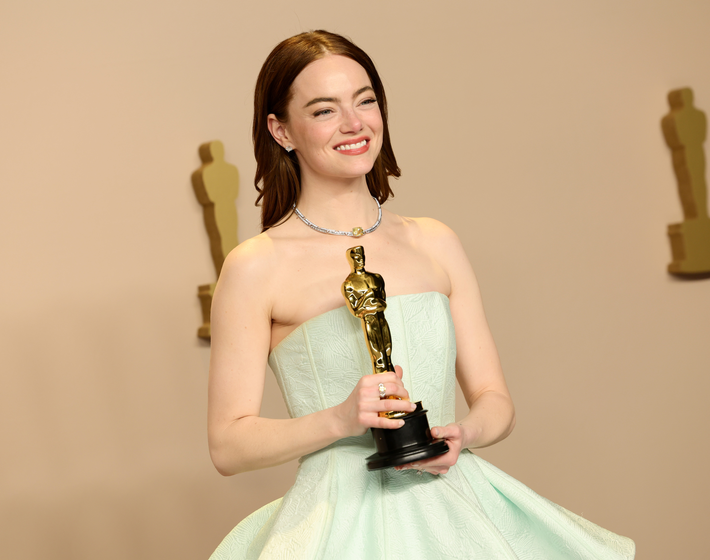 Baleset történt Emma Stone ruhájával az Oscar-díj átvétele közben