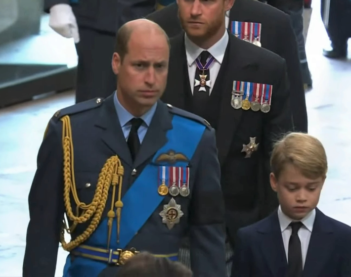Fotók: Megható, hogyan sétált György herceg az édesapja mellett Erzsébet királynő temetésén