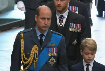 Fotók: Megható, hogyan sétált György herceg az édesapja mellett Erzsébet királynő temetésén