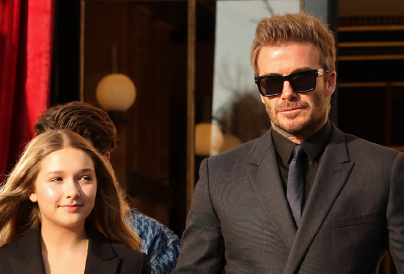 Napi cuki: Harper Beckham és David Beckham összeöltözött a párizsi divathéten