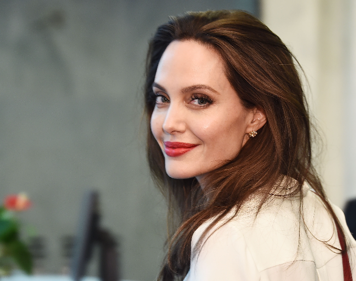 Fotók: új pasival kapták lencsevégre Angelina Jolie-t
