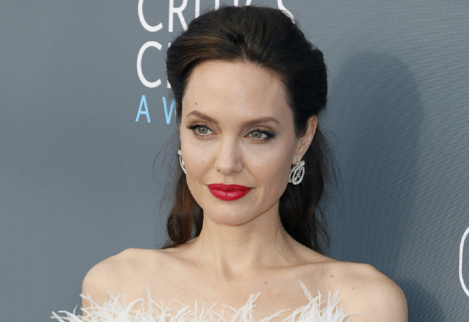 Őrületes lesifotók: így még biztosan nem láttad Angelina Jolie-t