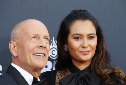  Bruce Willis felesége zokogva köszöntötte a beteg férjét a születésnapján