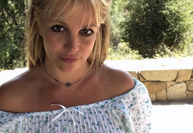Britney Spears egy órán belül brutál mennyiségű meztelen fotót osztott meg