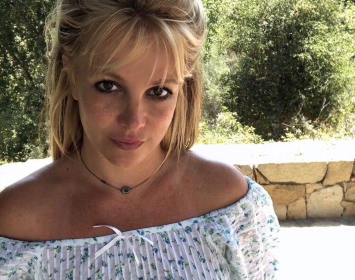 Britney Spears egy órán belül brutál mennyiségű meztelen fotót osztott meg