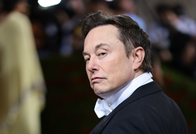 Az évtized legnagyobb pere: Elon Musk hatalmas bajban van