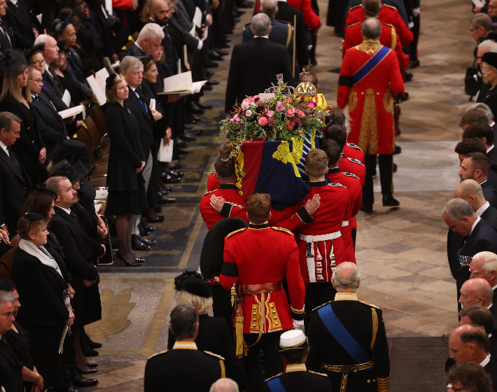Fény derült arra, hogy kik viszik Erzsébet királynő koporsóját a temetésen