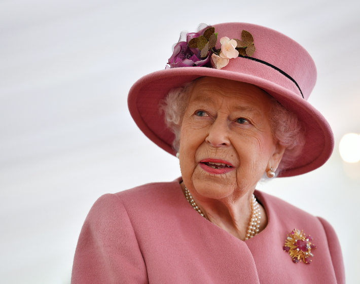 Borzalmas dolog történt Erzsébet királynő ravatalozásán: a koporsó mellett esett össze egy őr