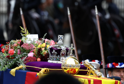 Kiderült, milyen titkos jelentésük van a virágoknak Erzsébet királynő koporsóján