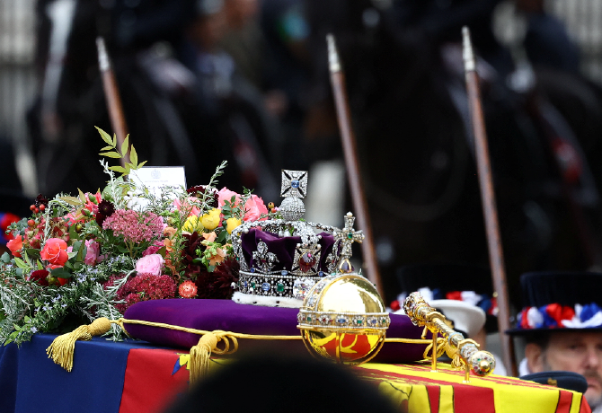 Kiderült, milyen titkos jelentésük van a virágoknak Erzsébet királynő koporsóján