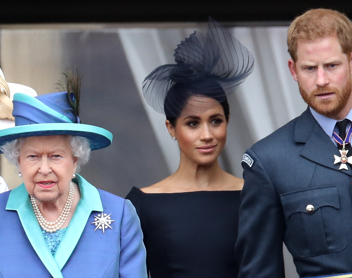 Nagy a baj: Erzsébet királynőhöz tart Harry herceg és Meghan Markle is