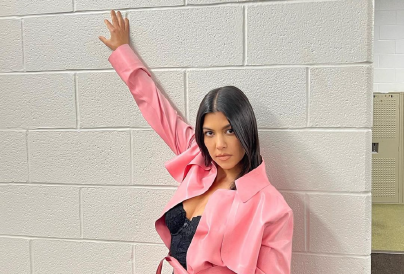 Kourtney Kardashian meztelen ruhájától megáll az ész