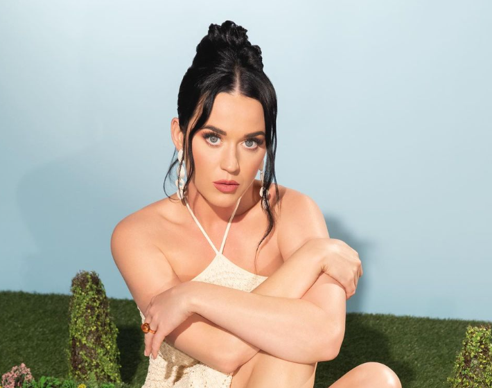 Katy Perry az idei nyár legtökéletesebb kontyát viseli