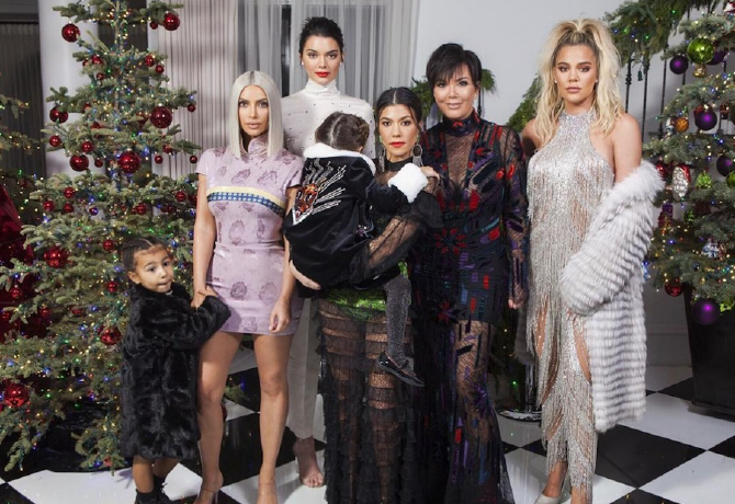 Őrület: a Kardashian-családnak máris megvolt a karácsonyi fotózása