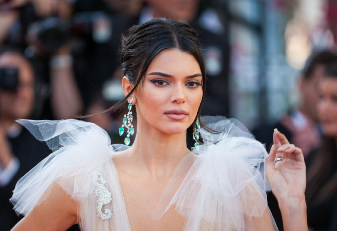 Kendall Jenner egy jégvödörbe pisilt a Met-gálán