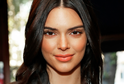 Botrány: kiakadtak a rajongók Kendall Jenner 3 millió forintos dzsekijén