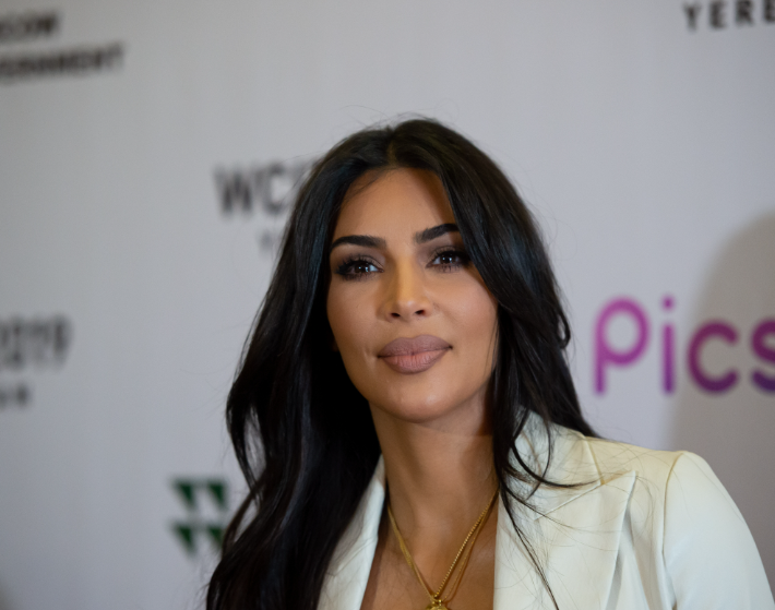 Már megint Kim Kardashianen nevet az internet: itt az újabb Photshop baki! 