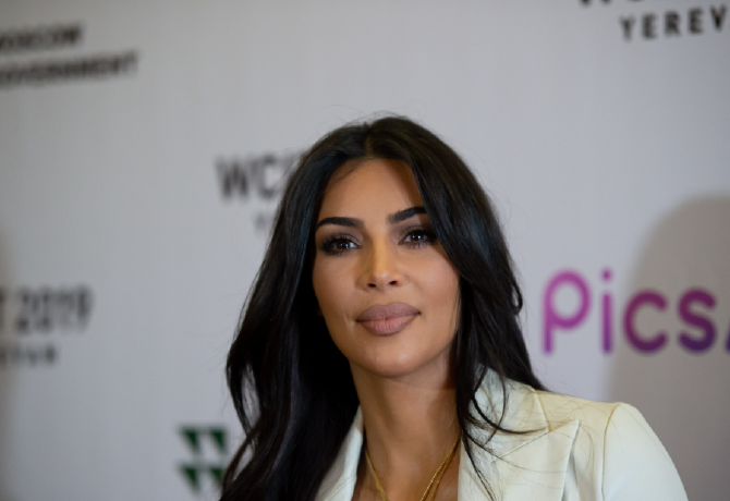 Már megint Kim Kardashianen nevet az internet: itt az újabb Photshop baki! 