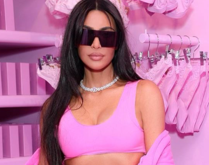 Felrobbant az internet: Kim Kardashian Barbie-nak öltözött