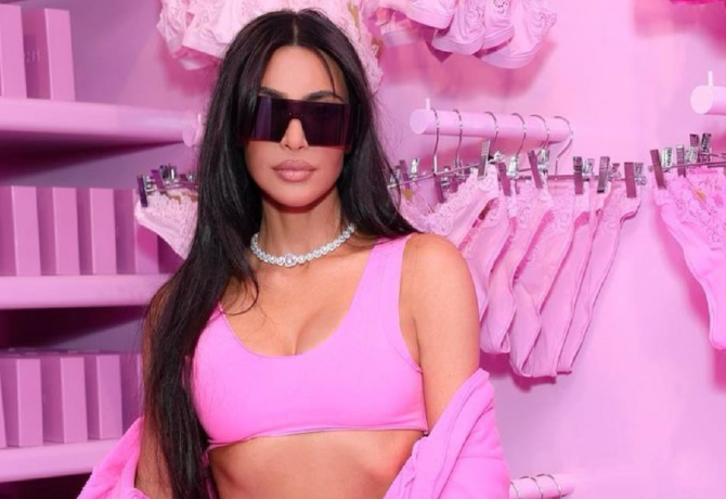 Felrobbant az internet: Kim Kardashian Barbie-nak öltözött