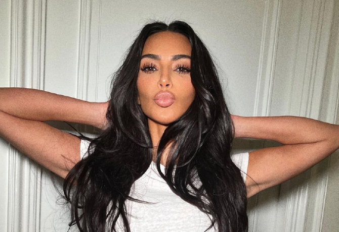Kiakadt az internet Kim Kardashian új bikinijén 