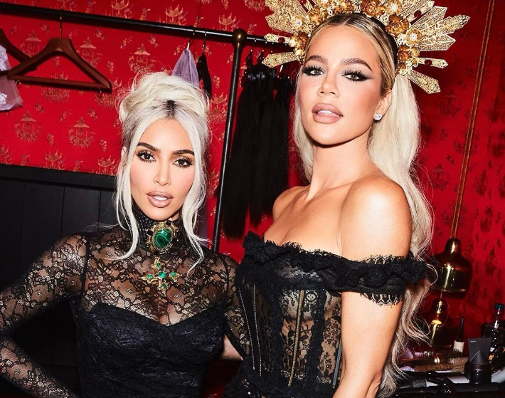 Khloé vagy Kim Kardashian néz ki jobban ugyanabban a fekete bikiniben?