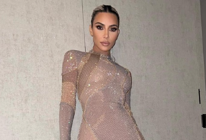 Kim Kardashian egy szál semmiben parádézott a divathéten