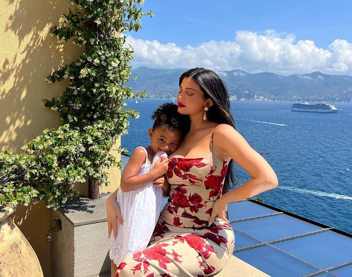 Nincs ma sokkolóbb: Kylie Jenner őrült ajándékkal lepte meg kislányát a szülinapján