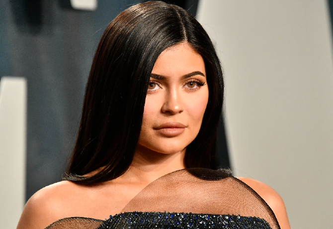 Kylie Jenner valami olyat tett a kozmetikai cégének a laborjában, amire senki sem számított