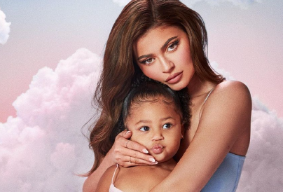 Durva: Kylie Jenner kihívó, felnőtt ruhába öltöztette a kislányát!