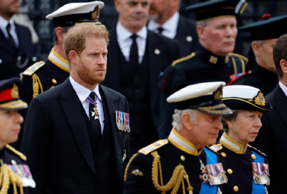 Kiakadt az internet, miután meglátták hova ültették Harry herceget a temetésen