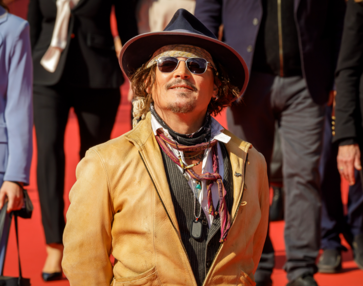 Kiderült, mi van Johnny Depp és a titokzatos vörös bombázó között