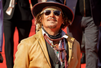 Kiderült, mi van Johnny Depp és a titokzatos vörös bombázó között