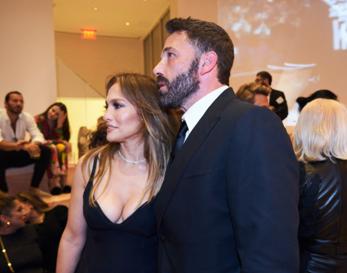 Videó: Jennifer Lopez és Ben Affleck karácsonyi csókjától te is elolvadsz 