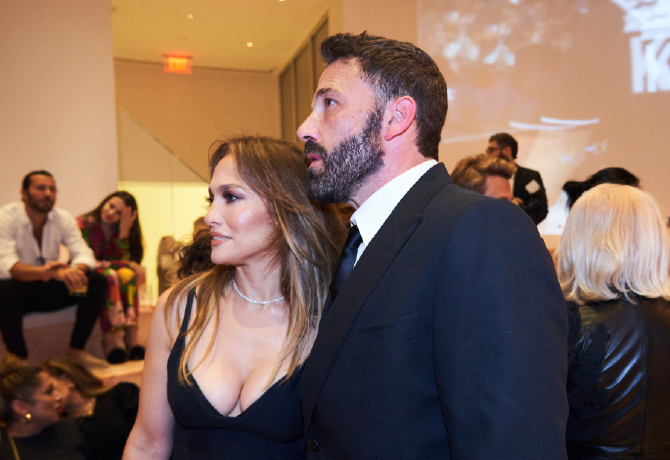 Videó: Jennifer Lopez és Ben Affleck karácsonyi csókjától te is elolvadsz 