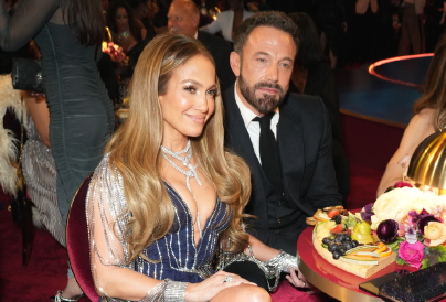 Videó: Jennifer Lopez és Ben Affleck a Grammyn veszekedtek, aztán rájöttek, hogy forog a kamera
