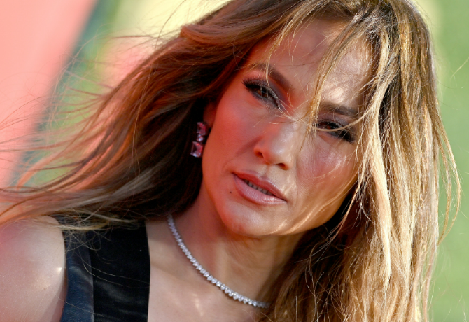 Jennifer Lopez új hajszínéért megőrül az egész internet