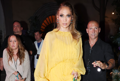 Jennifer Lopez szuperdögös: ruhája alig takar valamit