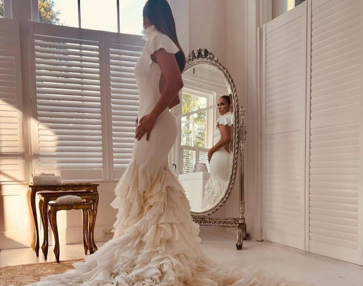 Jennifer Lopez megmutatta 3 menyasszonyi ruháját