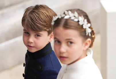 Fotók: Lajos herceg a koronázáson is látványosan unatkozik, elképesztő dolgokat csinál