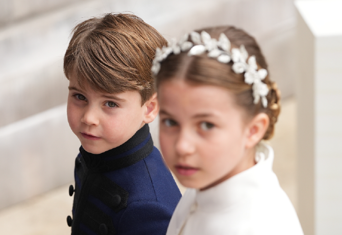 Fotók: Lajos herceg a koronázáson is látványosan unatkozik, elképesztő dolgokat csinál