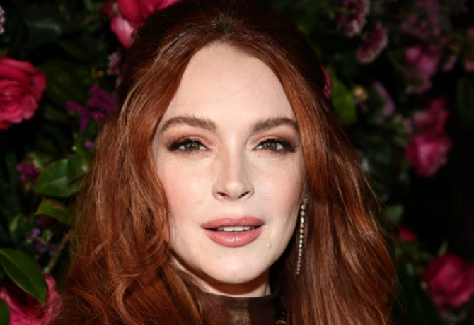 Lindsay Lohan tükörszelfin mutatta meg terhespocakját