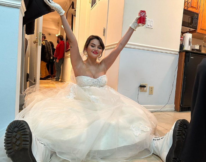 Hoppá! Esküvői ruhában fotózták le Selena Gomezt