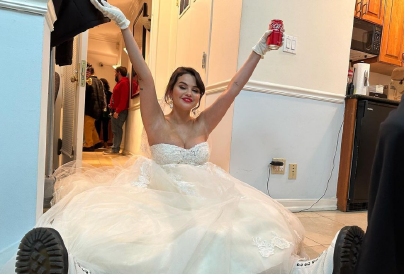 Hoppá! Esküvői ruhában fotózták le Selena Gomezt