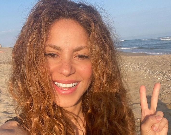 Friss fotók: Shakira szexi bikiniben vigasztalódott a tengerparton 