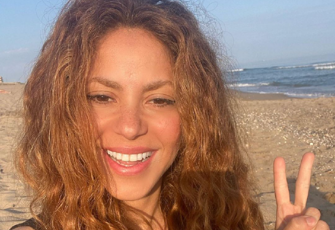 Friss fotók: Shakira szexi bikiniben vigasztalódott a tengerparton 