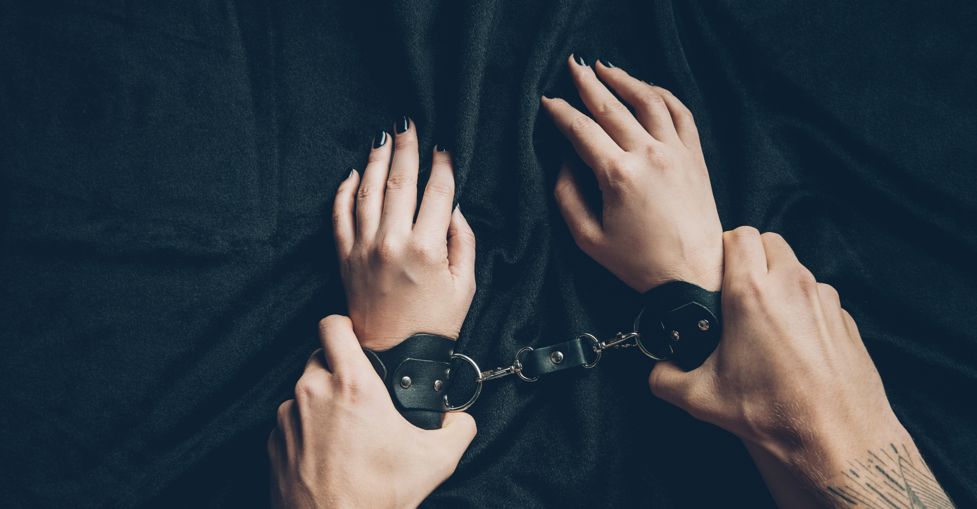 Мужик завязал женщину. Мужчина в наручниках. Фотосессия с наручниками. Связанные руки. Мужчина и женщина в наручниках.