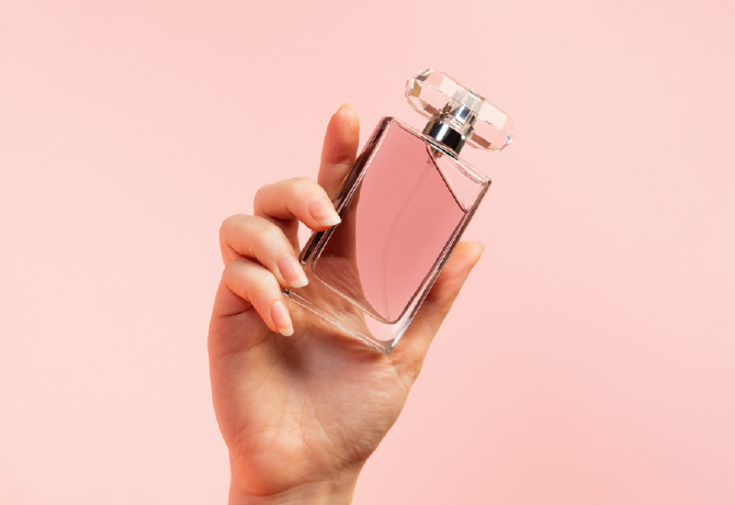 3 parfüm, amiért megőrülnek a nők, és még vagyonokba sem kerülnek