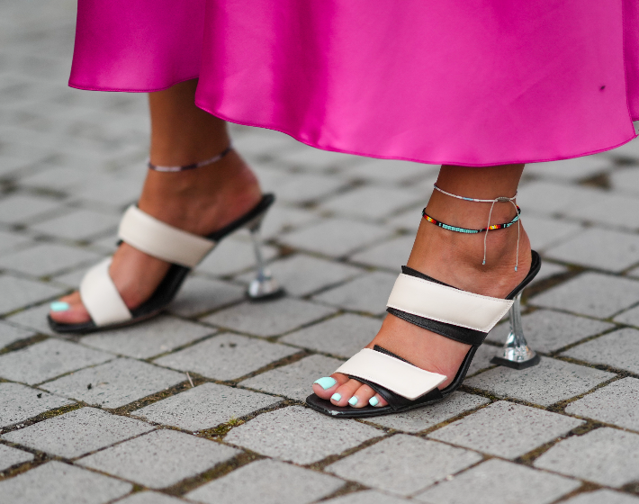 5 nyári cipő, amit titkon utálnak a pasik a nőkön